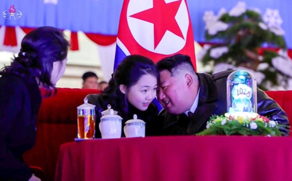 金主愛又握著金正恩的手,在他耳邊低語。(北韓中央電視台畫面)