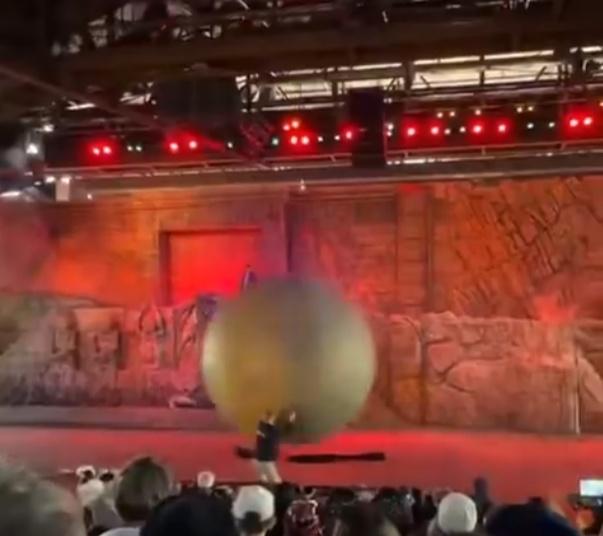 雖然他被道具撞倒在地,但成功改變大石的方向。(X)