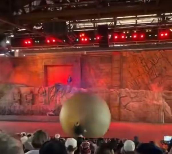 雖然他被道具撞倒在地,但成功改變大石的方向。(X)