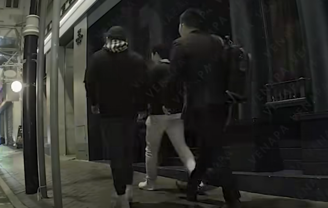 其中2人突然在1輛Tesla車尾後方位置,拉下褲鏈當街小便。(FB@車cam L(香港群組))