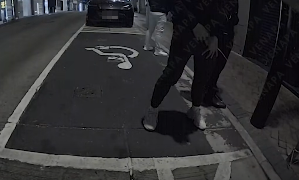 其中2人突然在1輛Tesla車尾後方位置,拉下褲鏈當街小便。(FB@車cam L(香港群組))