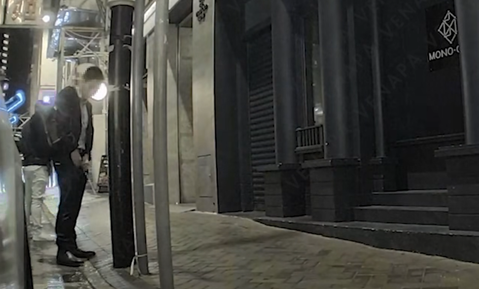 其中2人突然在1輛Tesla車尾後方位置,拉下褲鏈當街小便。(FB@車cam L(香港群組))