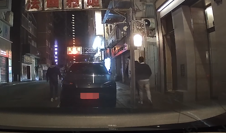 完事後3人登上泊在後方的林寶堅尼。(FB@車cam L(香港群組))