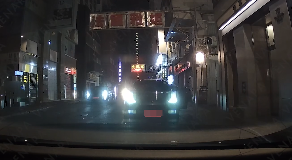 完事後3人登上泊在後方的林寶堅尼。(FB@車cam L(香港群組))