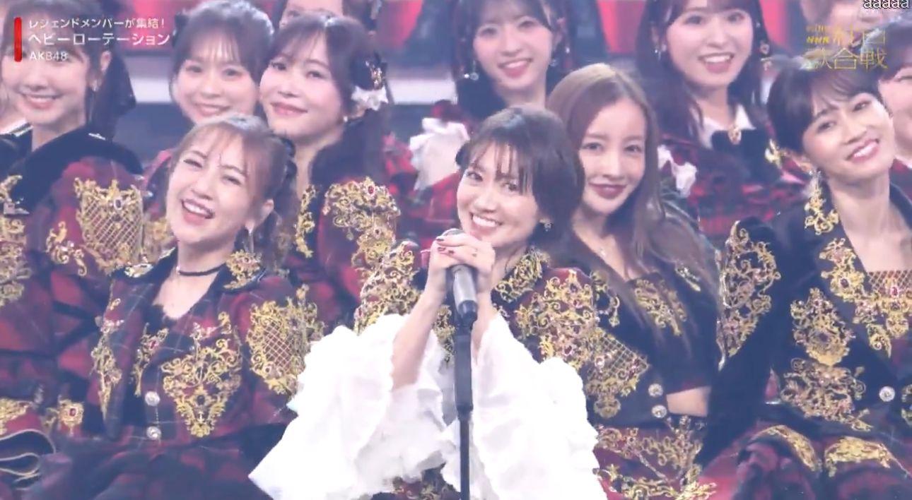 大島優子再站C位唱《Heavy Rotation》。