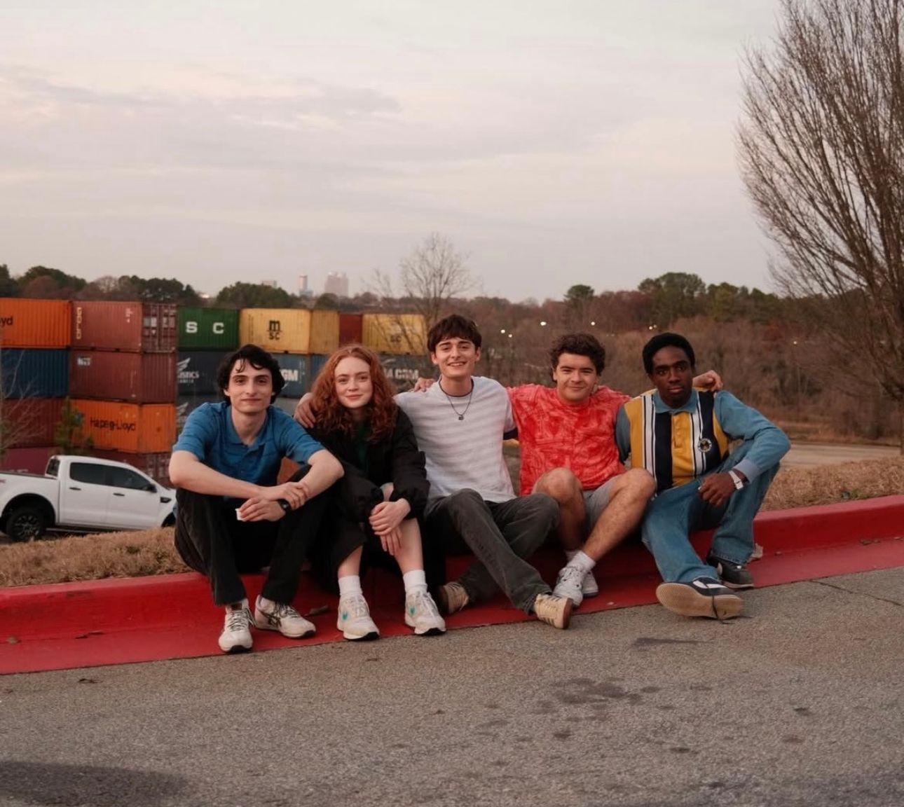 《怪奇物語》幾位主角均分享合照懷念一番。