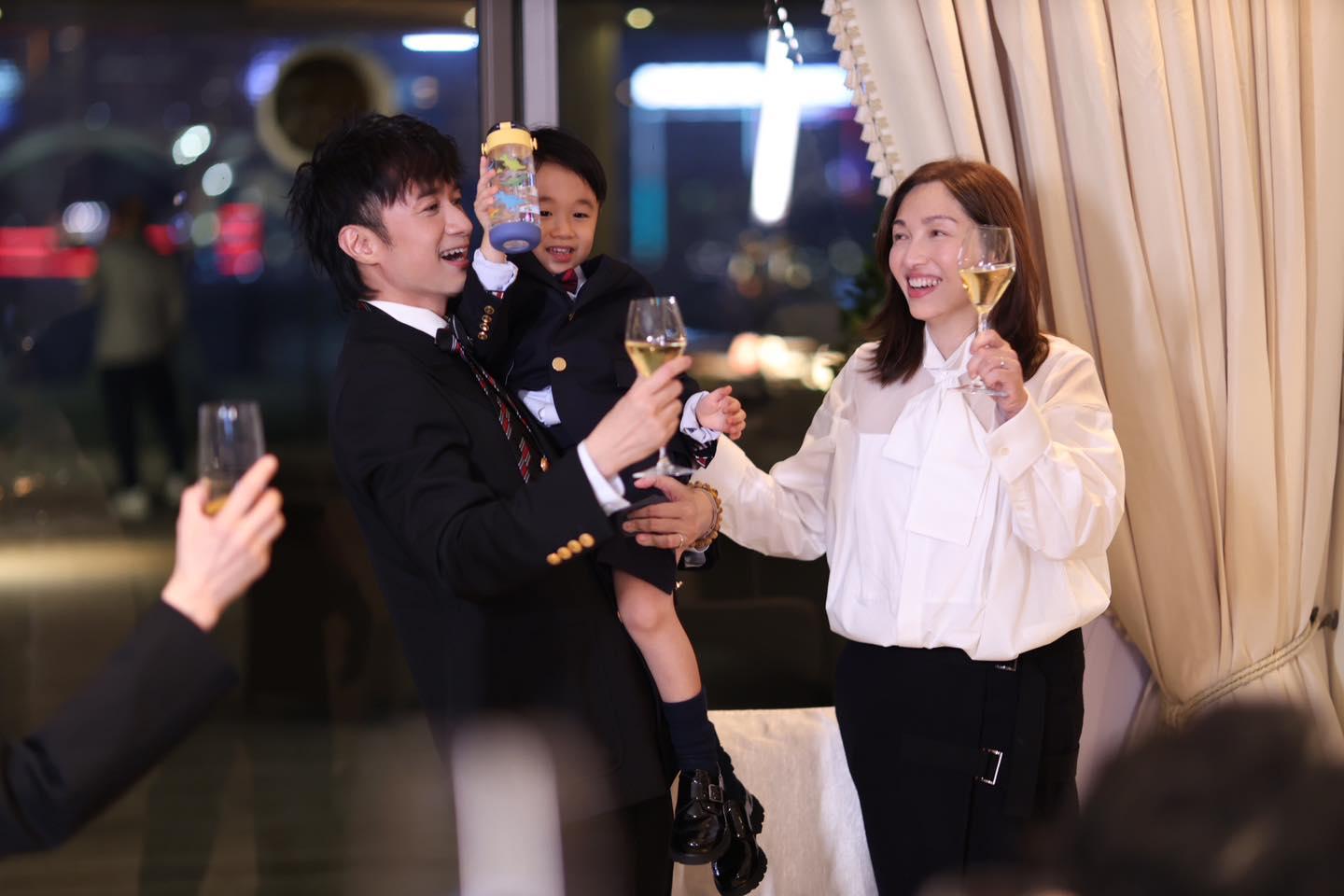 古巨基於24年12月與太太搞派對,Lorraine穿上鬆身設計的衣服。