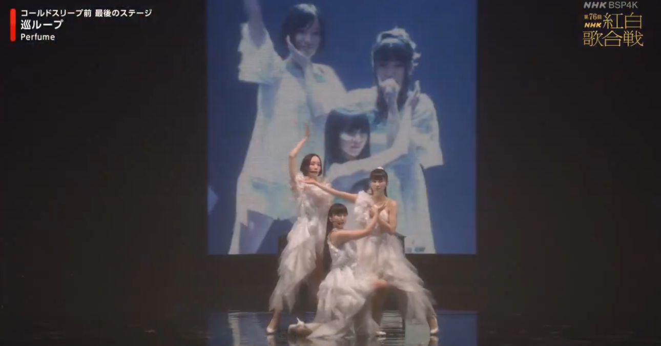 Perfume跳唱時台上重溫昔日片段。