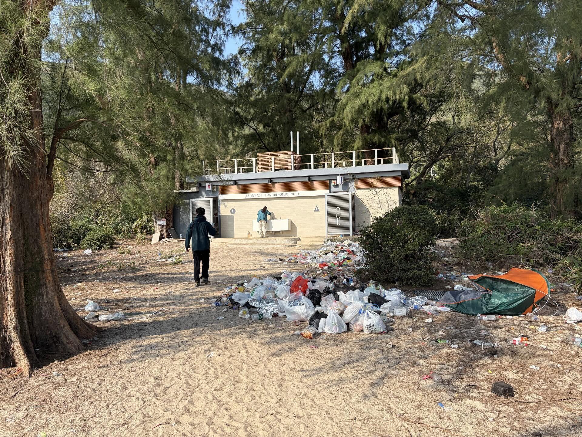 從圖片可見,西貢鹹田灣一帶遺棄大量垃圾。(Threads)