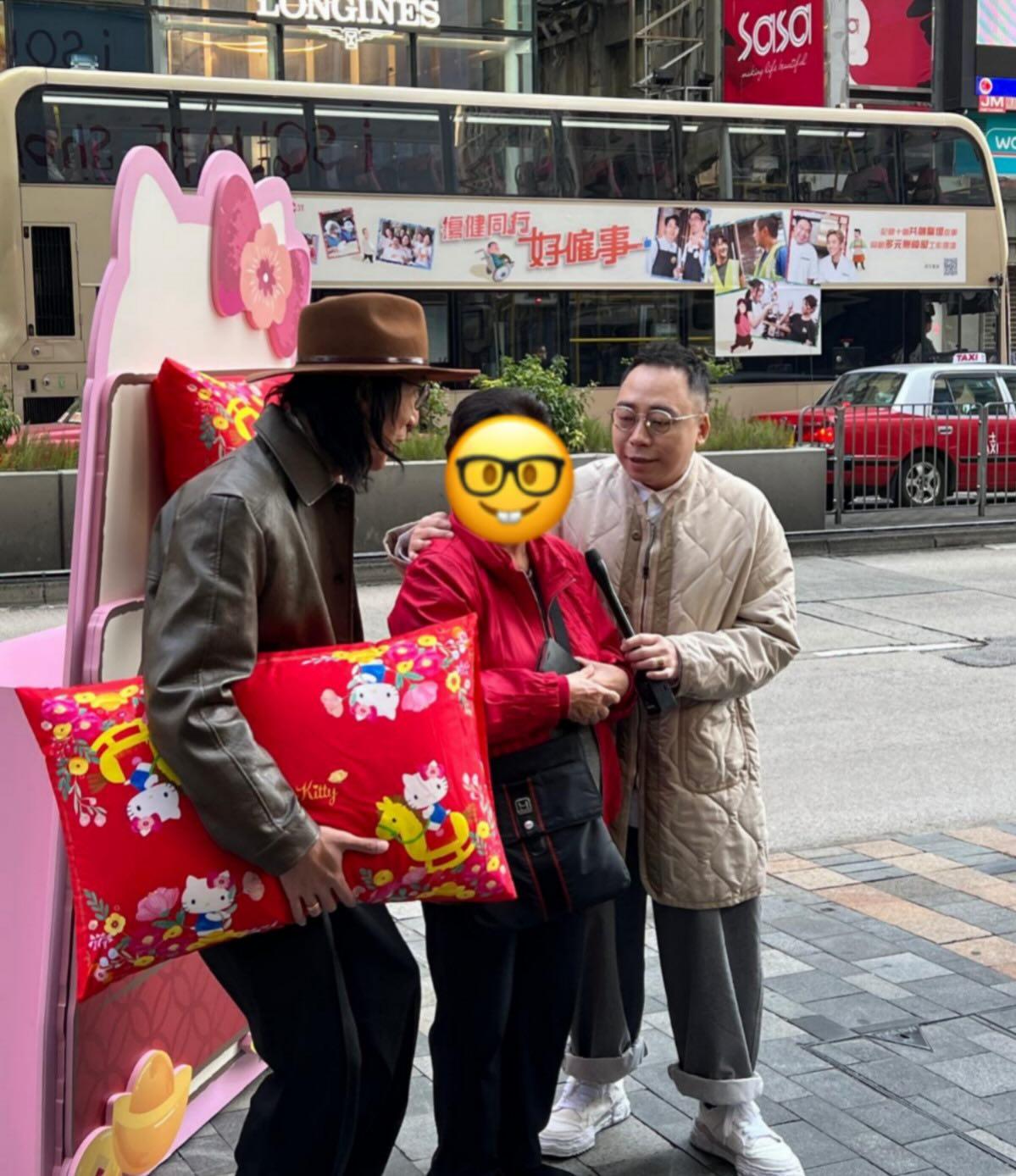 農夫在街頭大派金片。