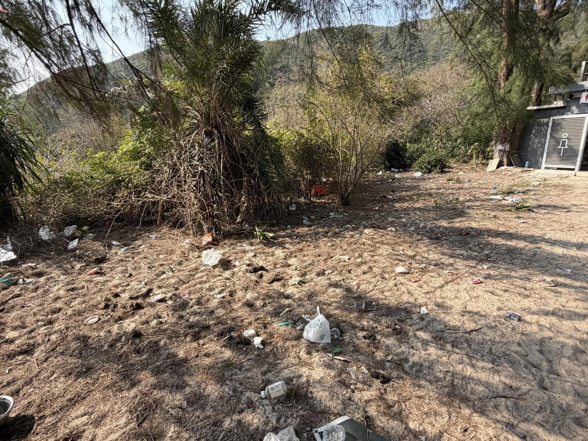 從圖片可見,西貢鹹田灣一帶遺棄大量垃圾