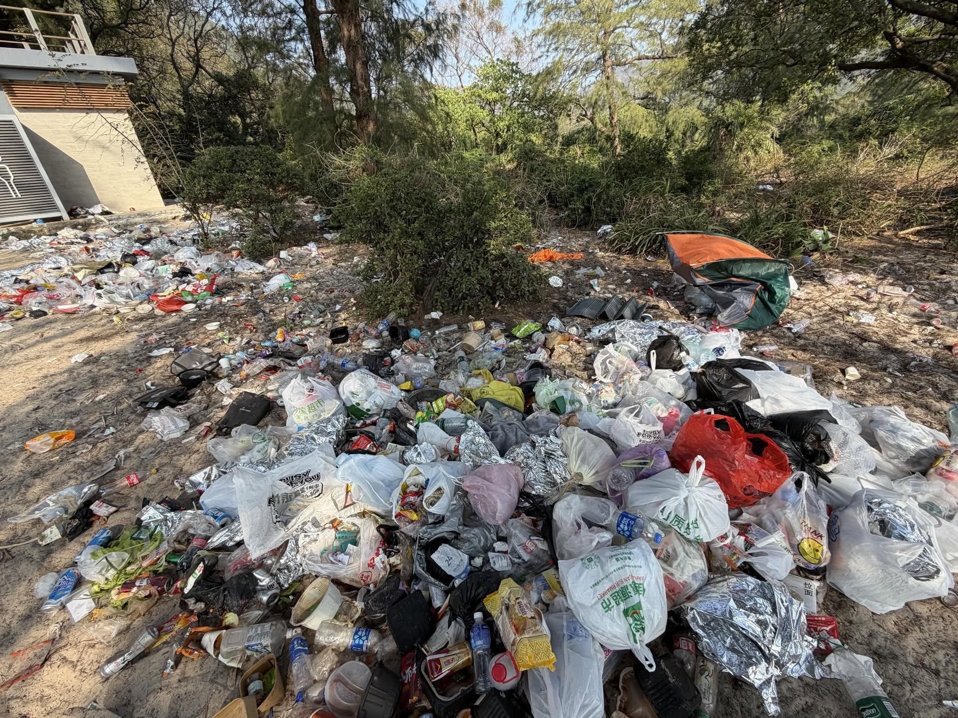 從圖片可見,西貢鹹田灣一帶遺棄大量垃圾