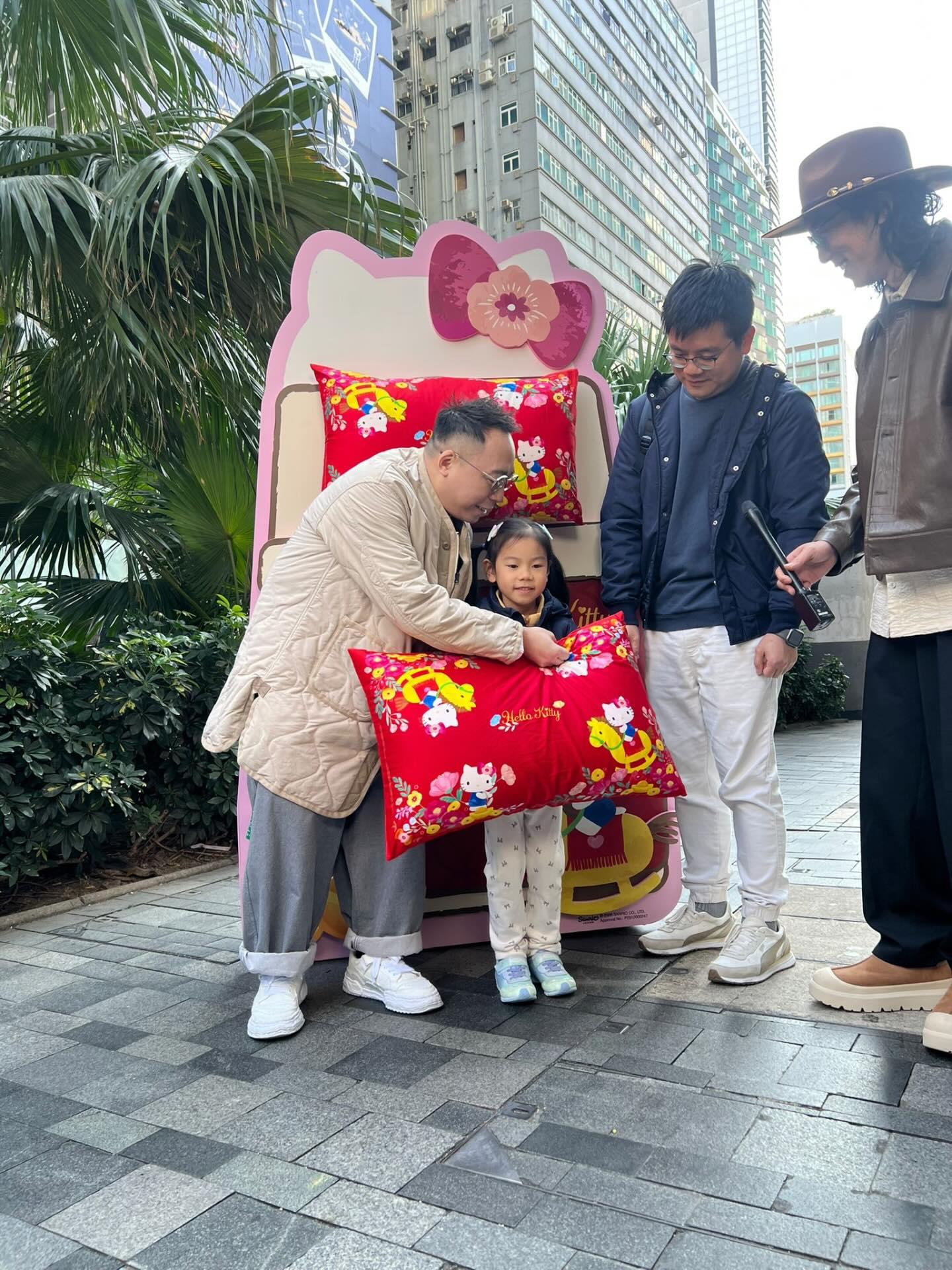 農夫在街頭大派金片。