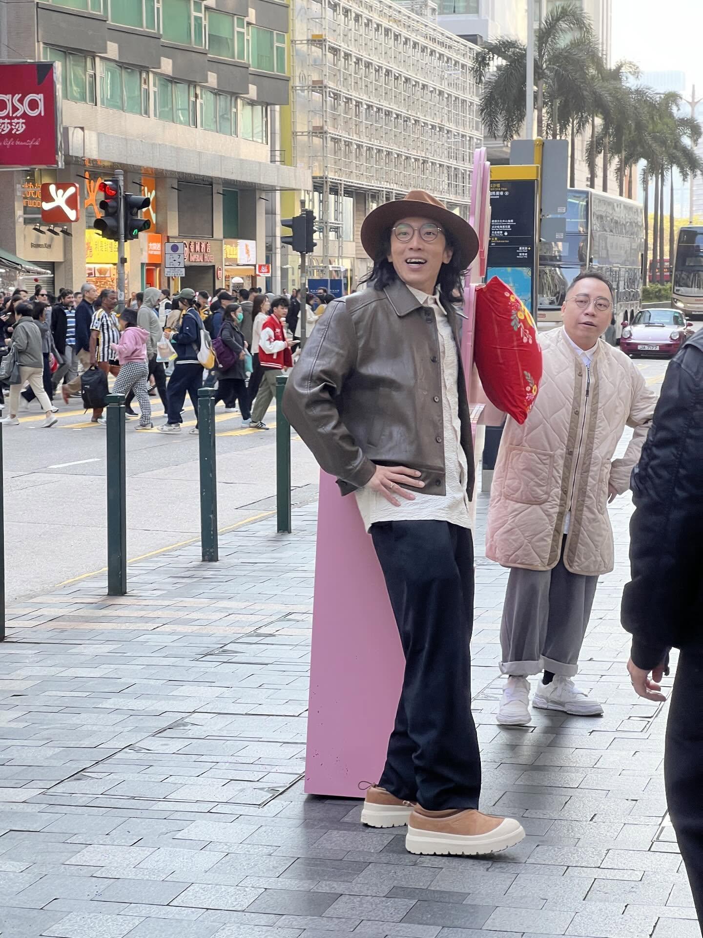 農夫在街頭大派金片。