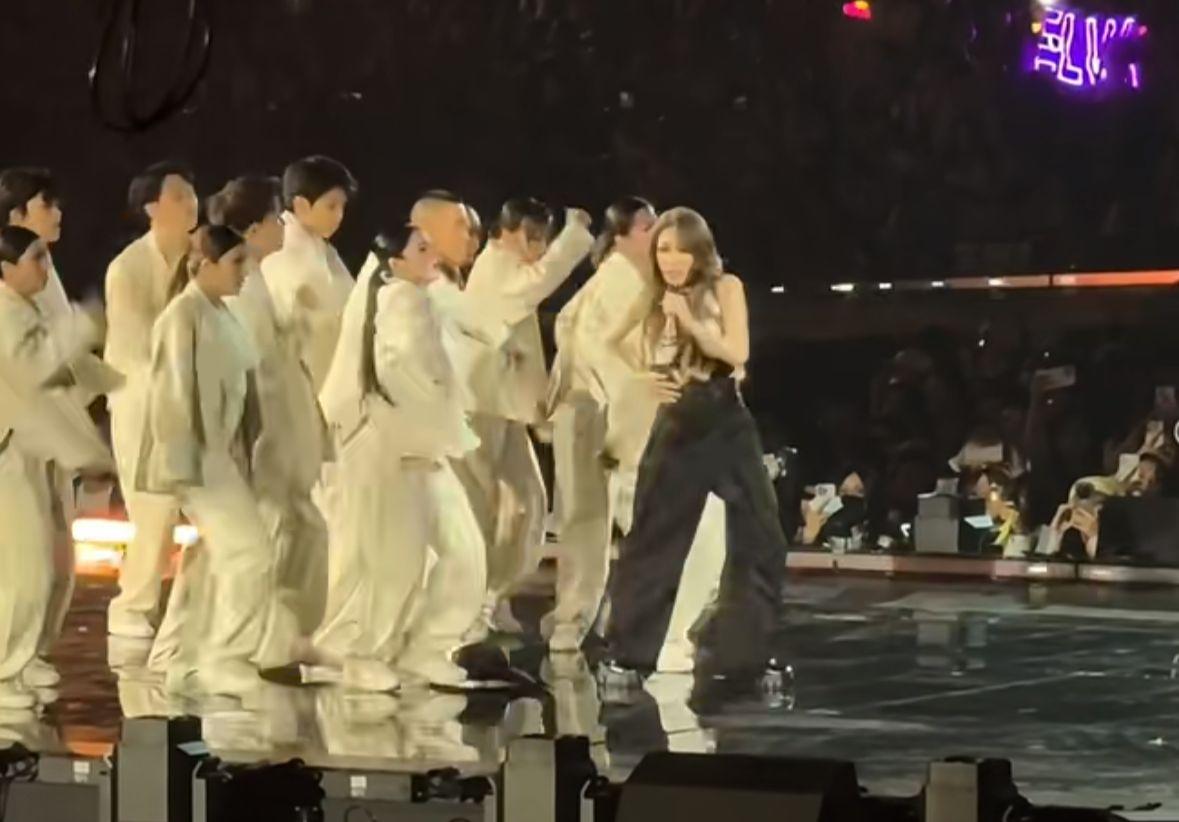 Elva在演出期間跳唱《愛的主打歌》眼泛淚光,更一度要求全場觀眾大合唱!歌曲中段位置,現場尖叫聲不斷