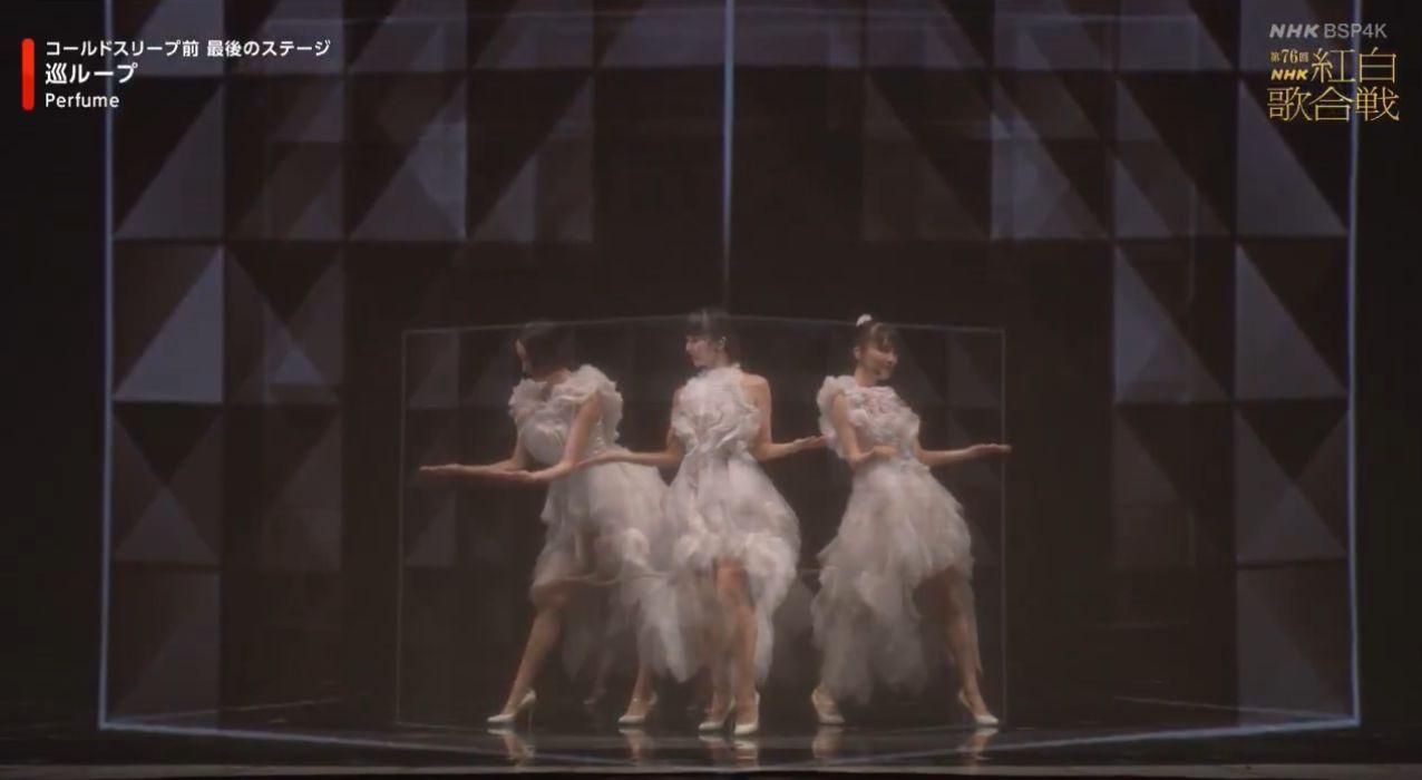 Perfume跳唱時台上重溫昔日片段。