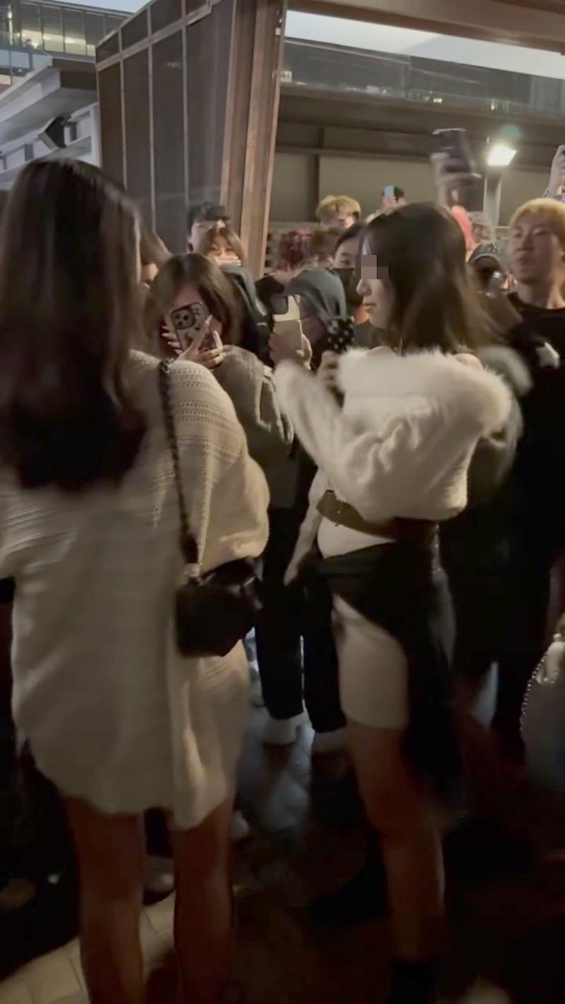 觀塘海濱公園元旦日有大批年輕人聚集,圍觀一名少女懷疑暴力欺凌另一少女並起哄。(網上影片截圖)