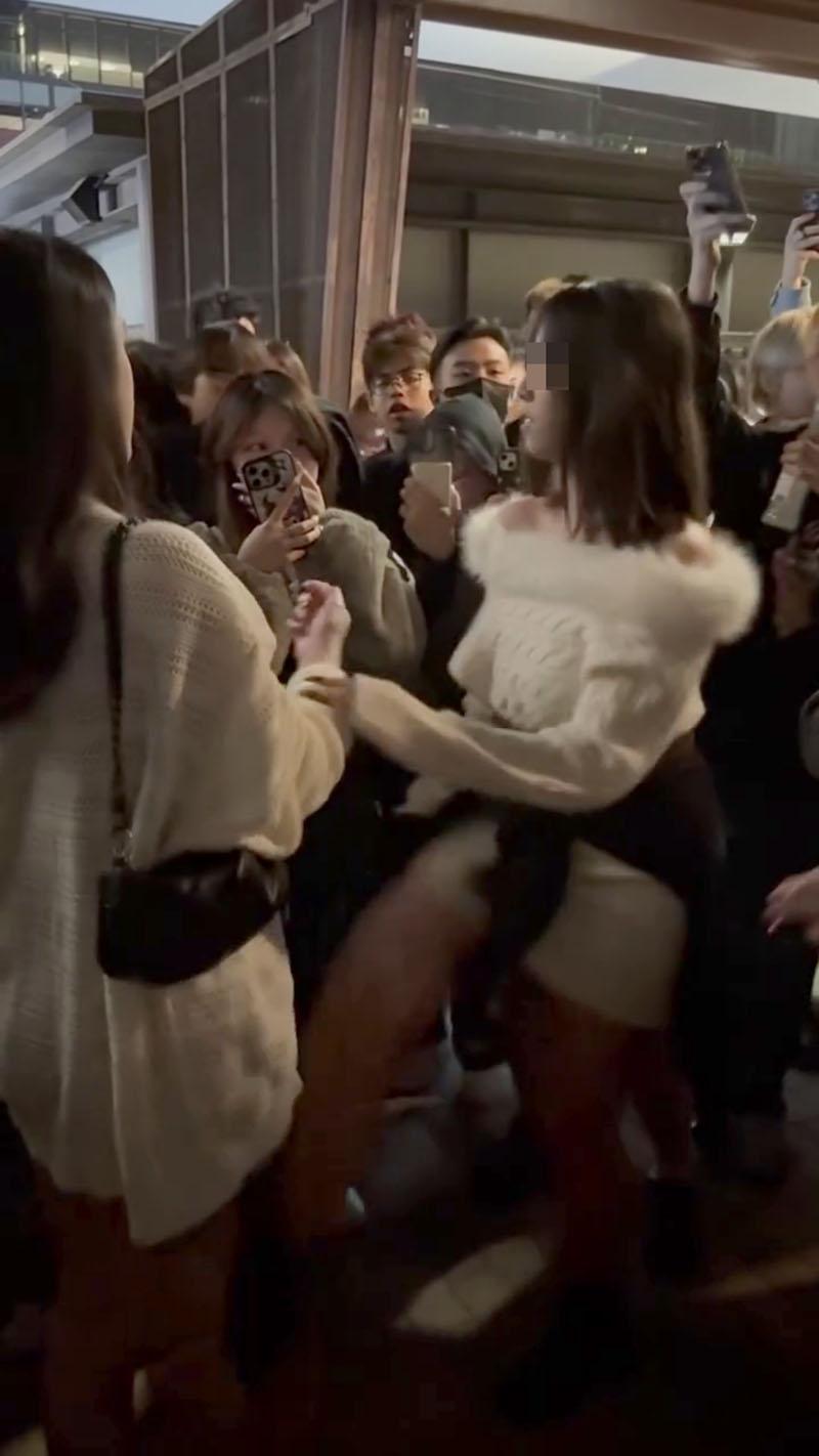 觀塘海濱公園元旦日有大批年輕人聚集,圍觀一名少女懷疑暴力欺凌另一少女並起哄。(網上影片截圖)