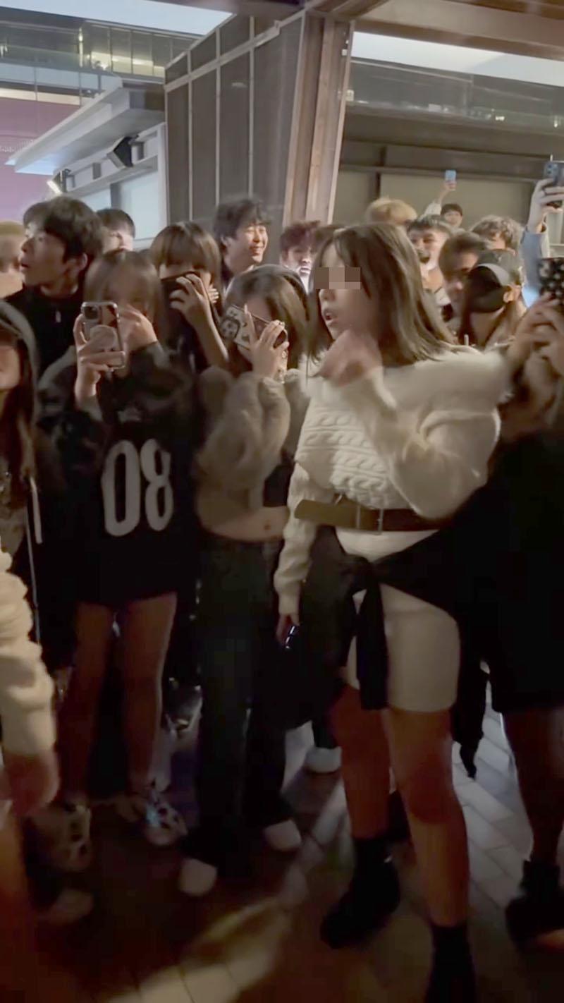 觀塘海濱公園元旦日有大批年輕人聚集,圍觀一名少女懷疑暴力欺凌另一少女並起哄。(網上影片截圖)