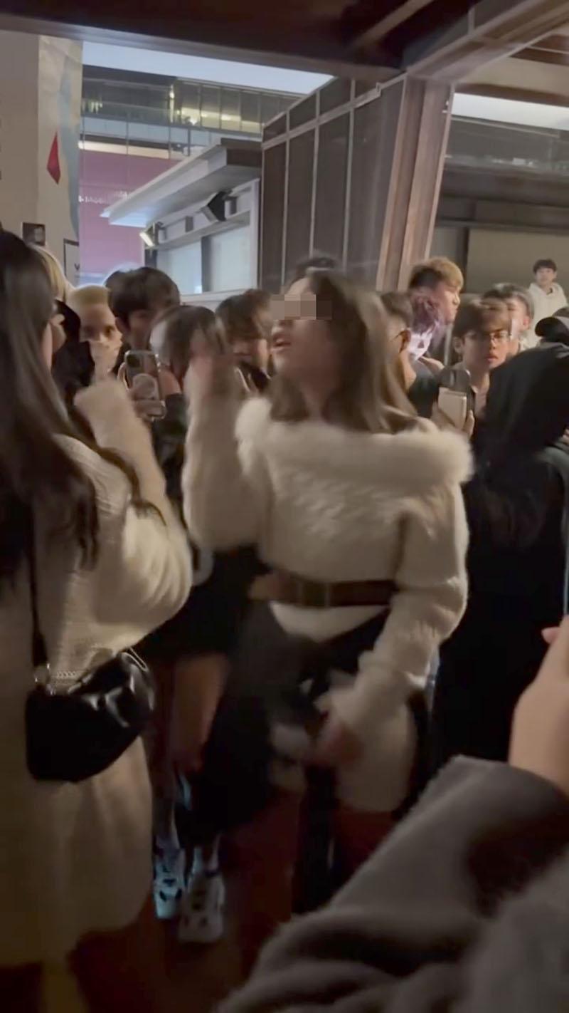 觀塘海濱公園元旦日有大批年輕人聚集,圍觀一名少女懷疑暴力欺凌另一少女並起哄。(網上影片截圖)