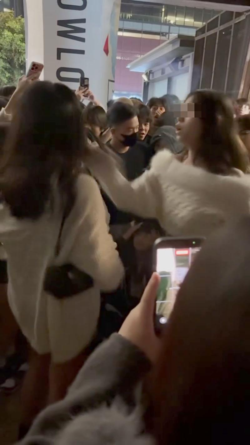 觀塘海濱公園元旦日有大批年輕人聚集,圍觀一名少女懷疑暴力欺凌另一少女並起哄。(網上影片截圖)