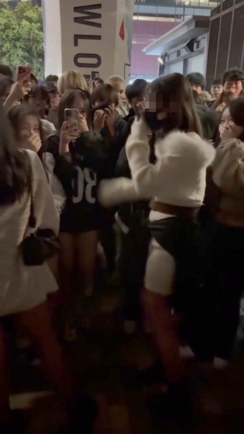 觀塘海濱公園元旦日有大批年輕人聚集,圍觀一名少女懷疑暴力欺凌另一少女並起哄。(網上影片截圖)