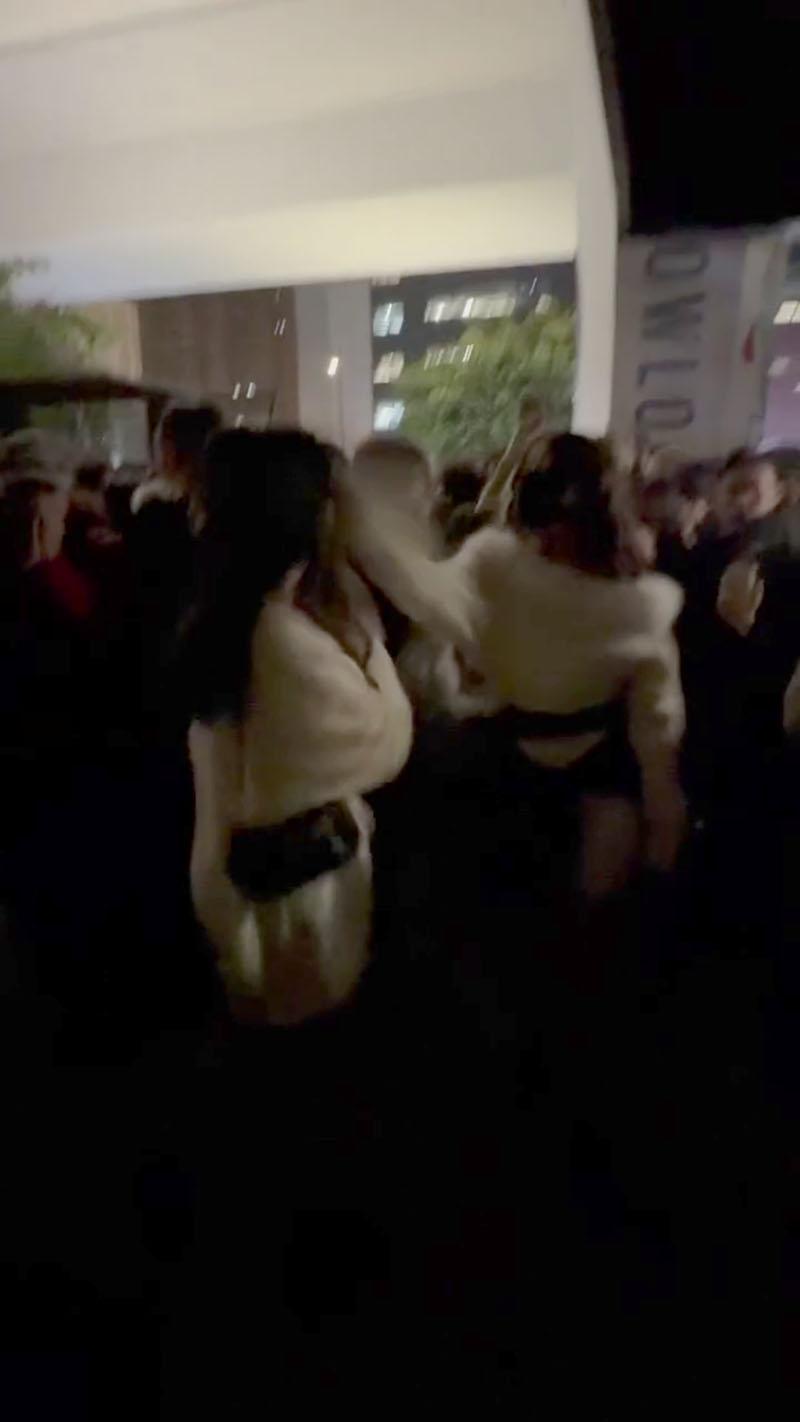 觀塘海濱公園元旦日有大批年輕人聚集,圍觀一名少女懷疑暴力欺凌另一少女並起哄。(網上影片截圖)