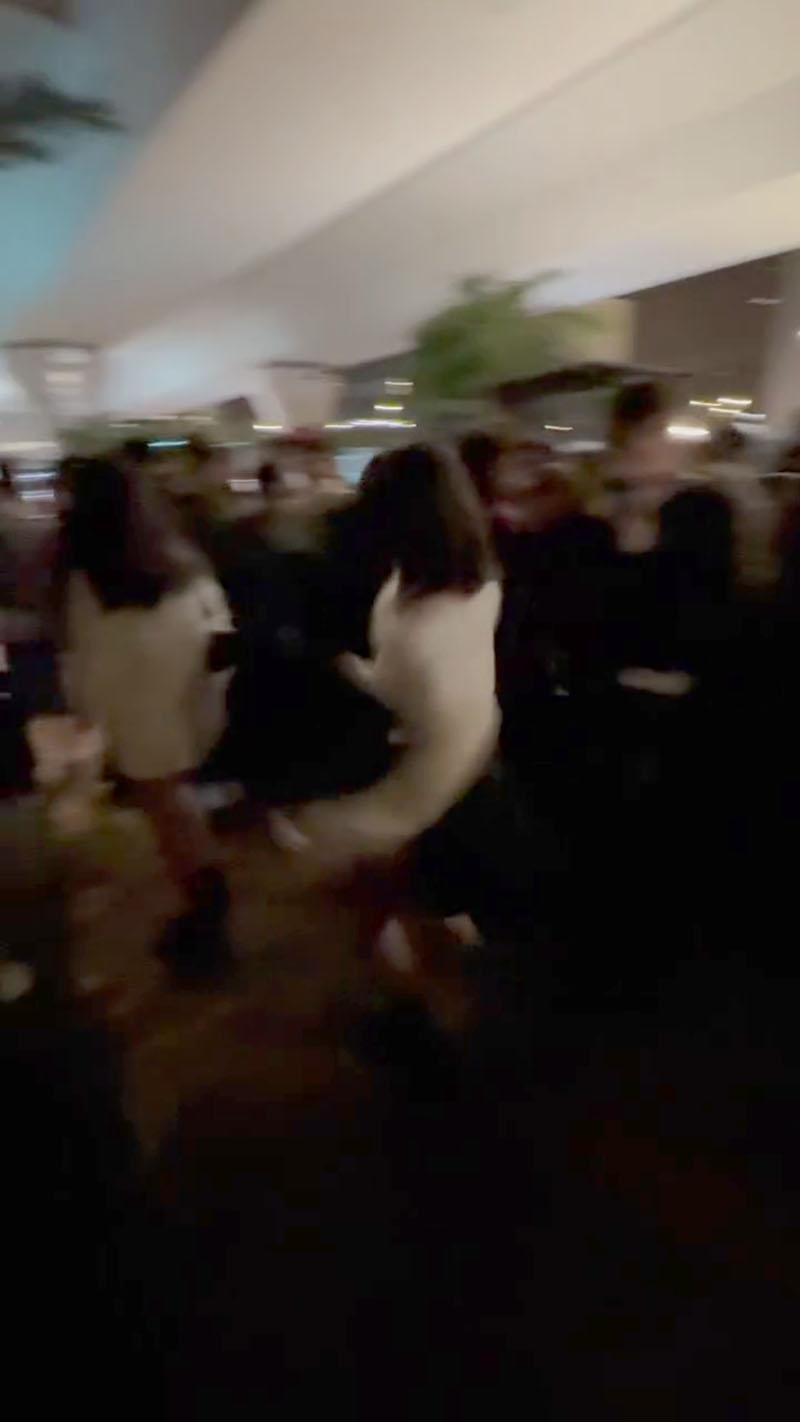 觀塘海濱公園元旦日有大批年輕人聚集,圍觀一名少女懷疑暴力欺凌另一少女並起哄。(網上影片截圖)