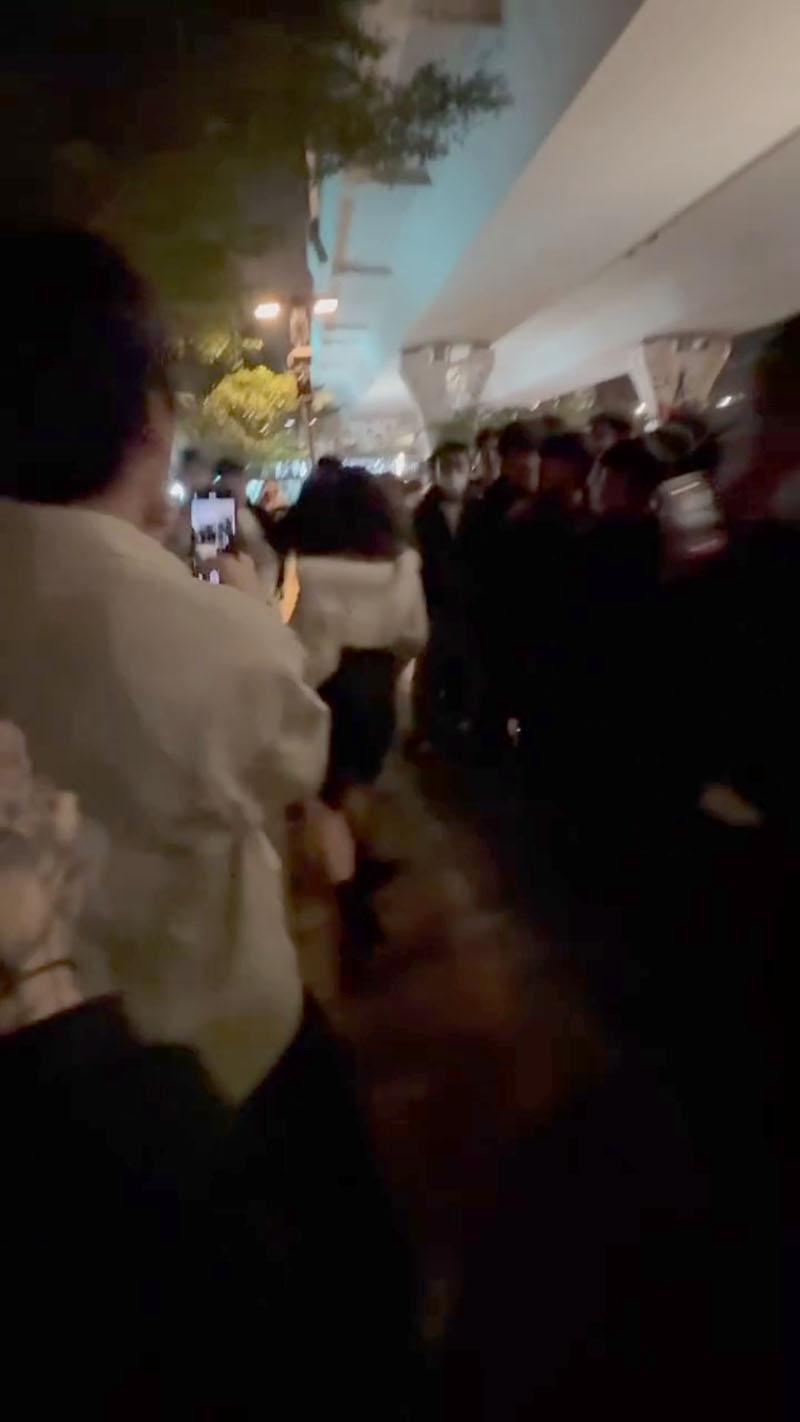 觀塘海濱公園元旦日有大批年輕人聚集,圍觀一名少女懷疑暴力欺凌另一少女並起哄。(網上影片截圖)