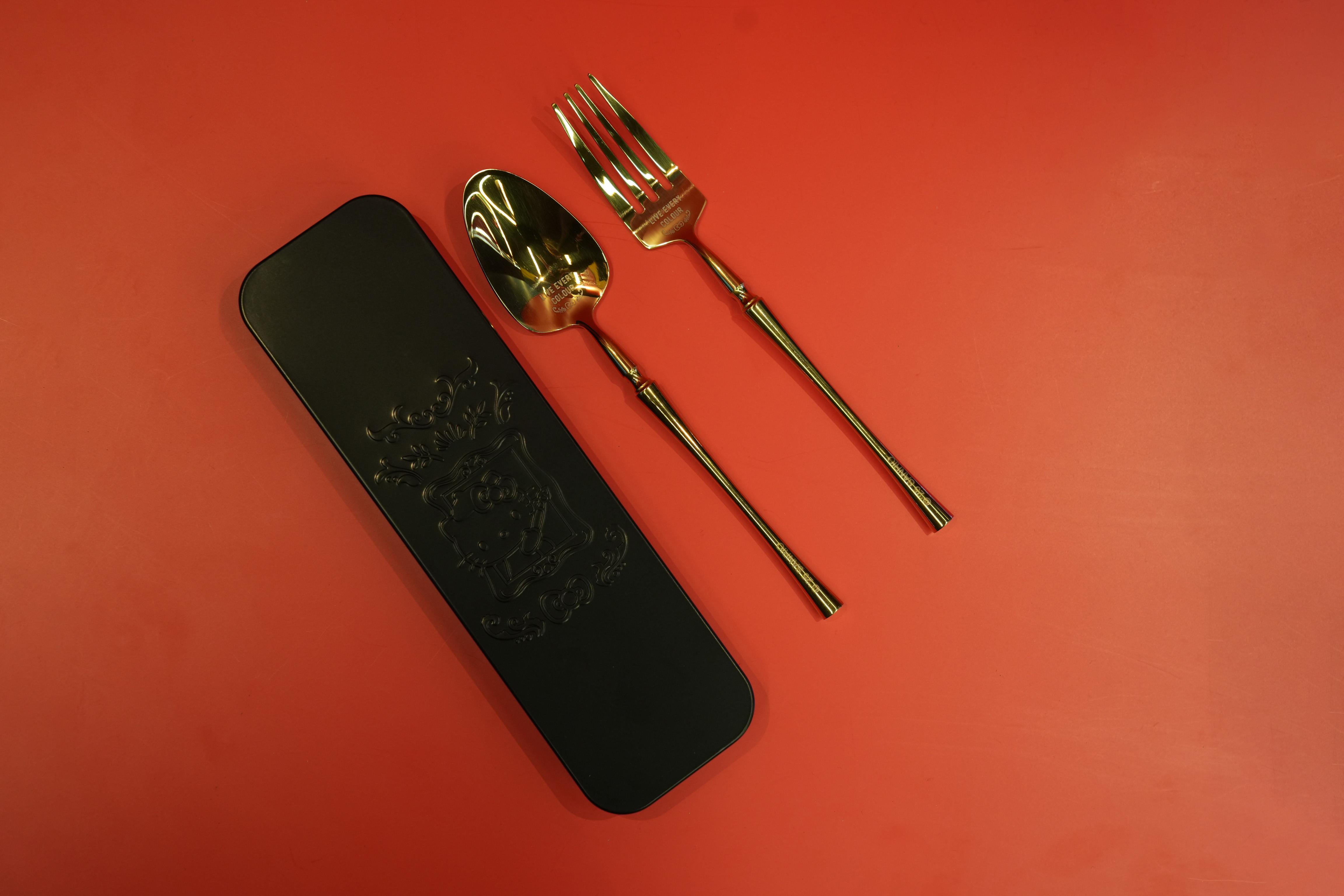 場內設有一座「轉轉挑戰牆」。凡於百老滙西洋菜南街分店購物滿指定金額,即可參加。參與者可透過轉動板面,解鎖任務挑戰。完成挑戰後,即可獲贈限量聯乘HELLO KITTY維多利亞風格餐具套裝(叉及匙羹)