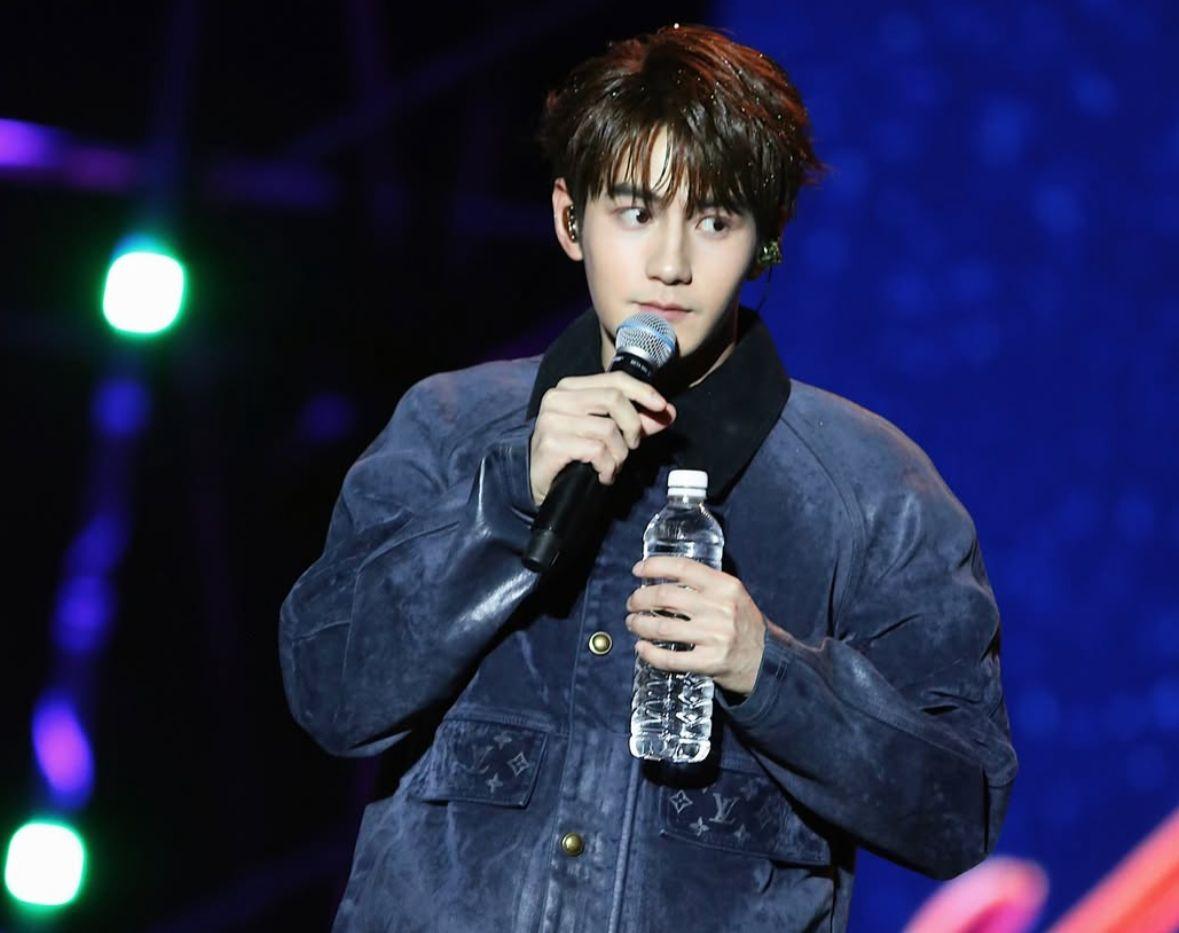 Jeffrey去年推出的歌曲《白色踢死兔》在電台播放率極高,歌藝備受肯定。