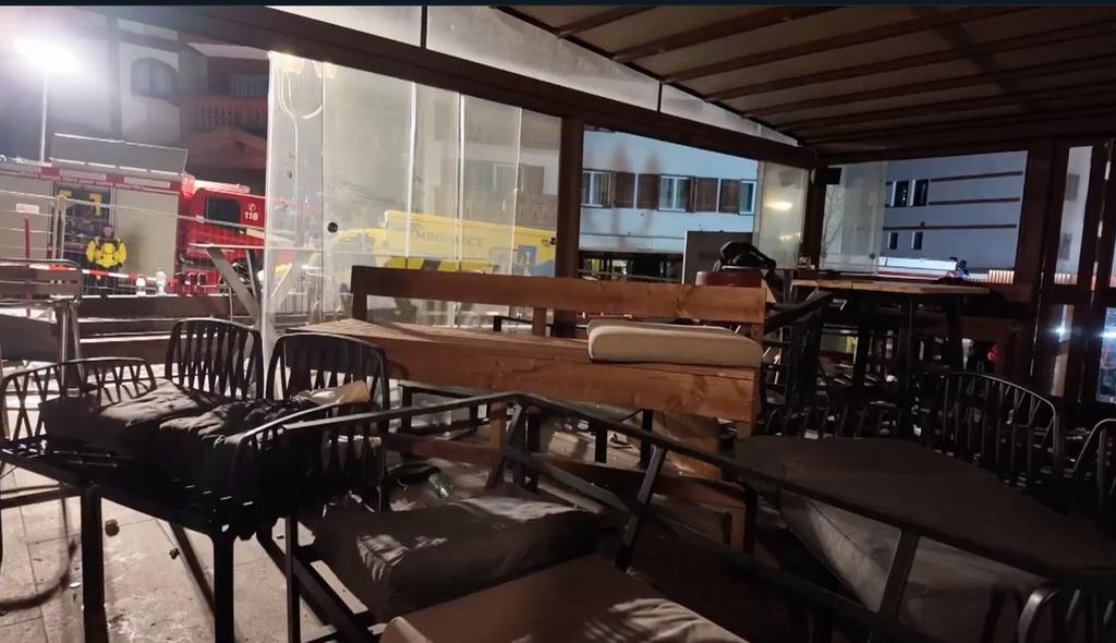 事發後,酒吧內一片凌亂。(美聯社)