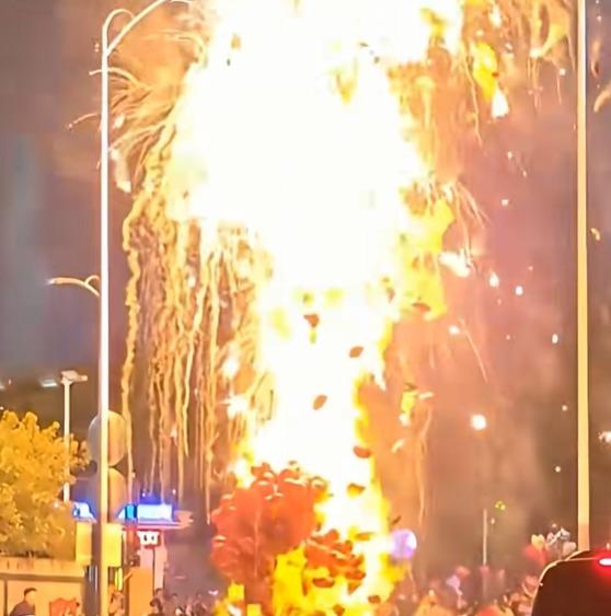 火勢一度升至兩層樓之高,波及三輪車。