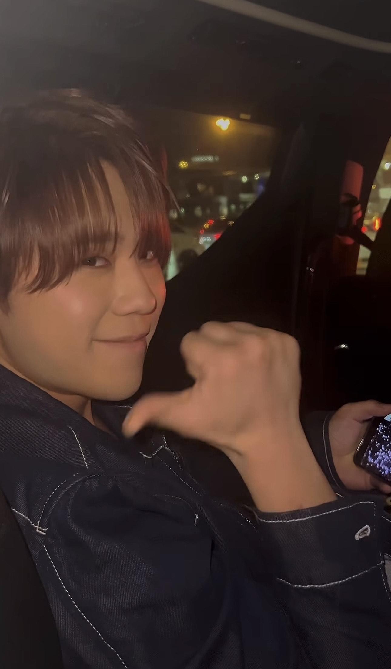 姜濤在車廂中看叱咤直播。