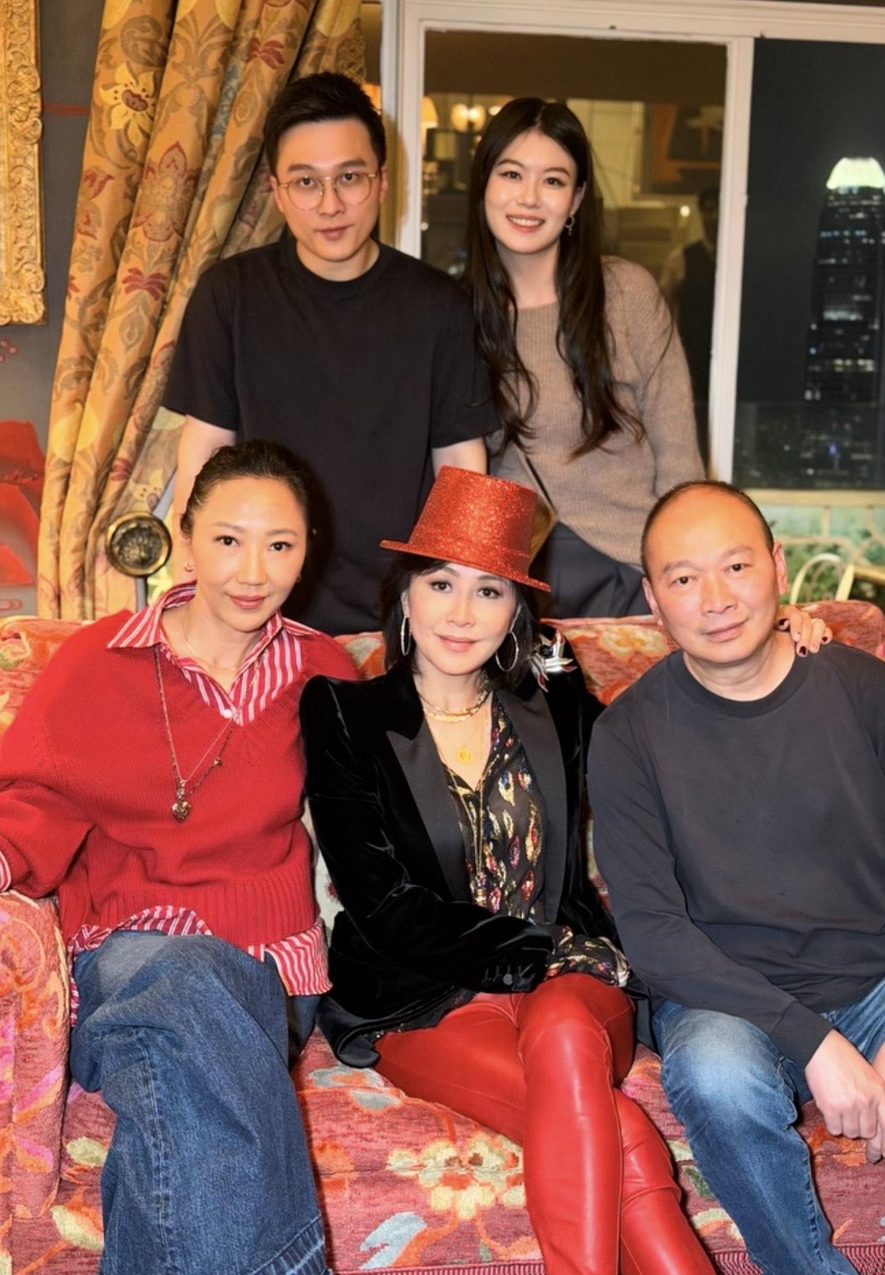 劉嘉玲與好友及家人渡過除夕夜。