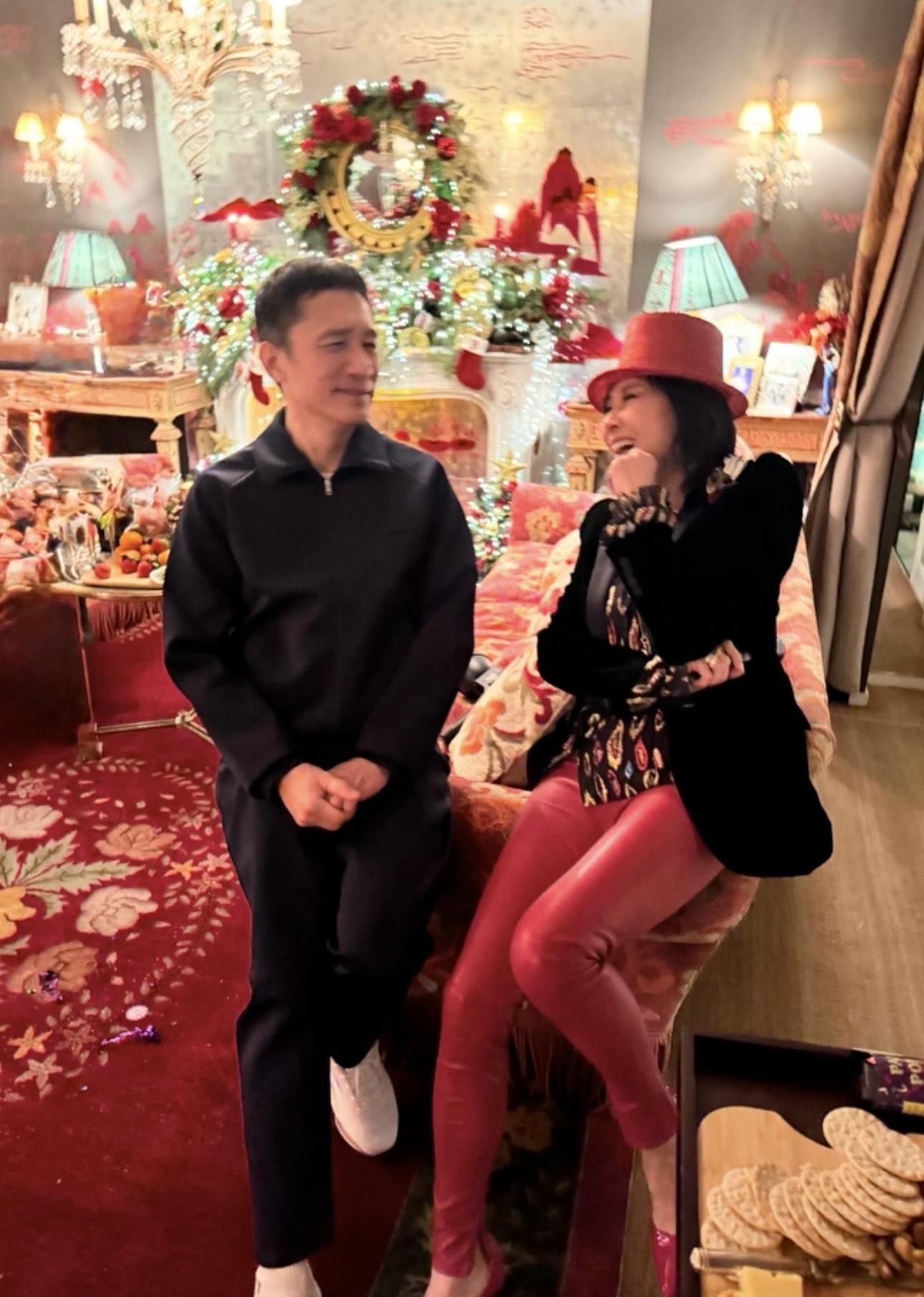 劉嘉玲與好友及家人渡過除夕夜。