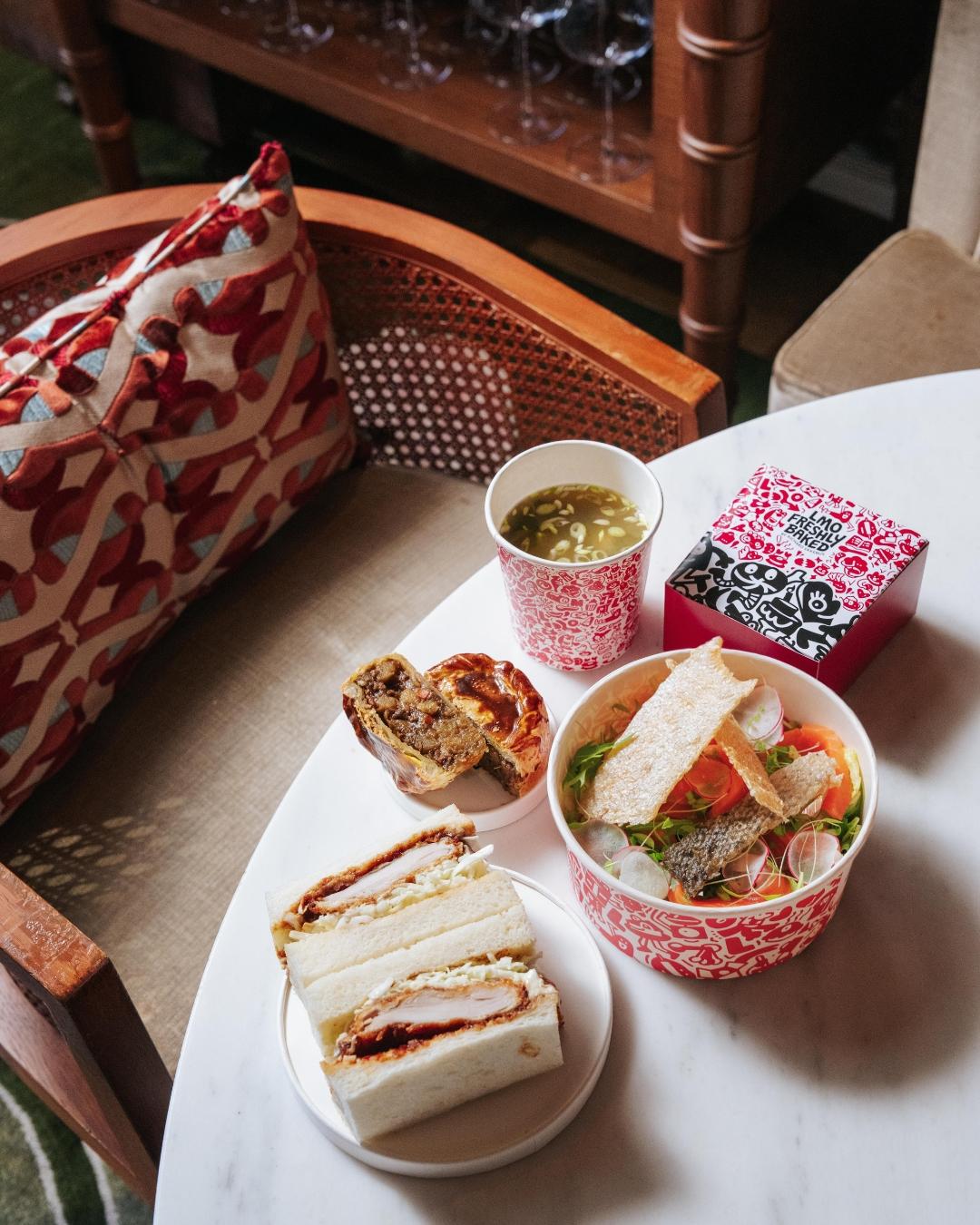 LMO Freshly Baked聯乘The Aubrey期間限定日式炸雞三文治($88)、威士忌茶漬煙熏三文魚沙律($108)、和牛咖喱酥批($108) 及海鮮味噌湯($68)。