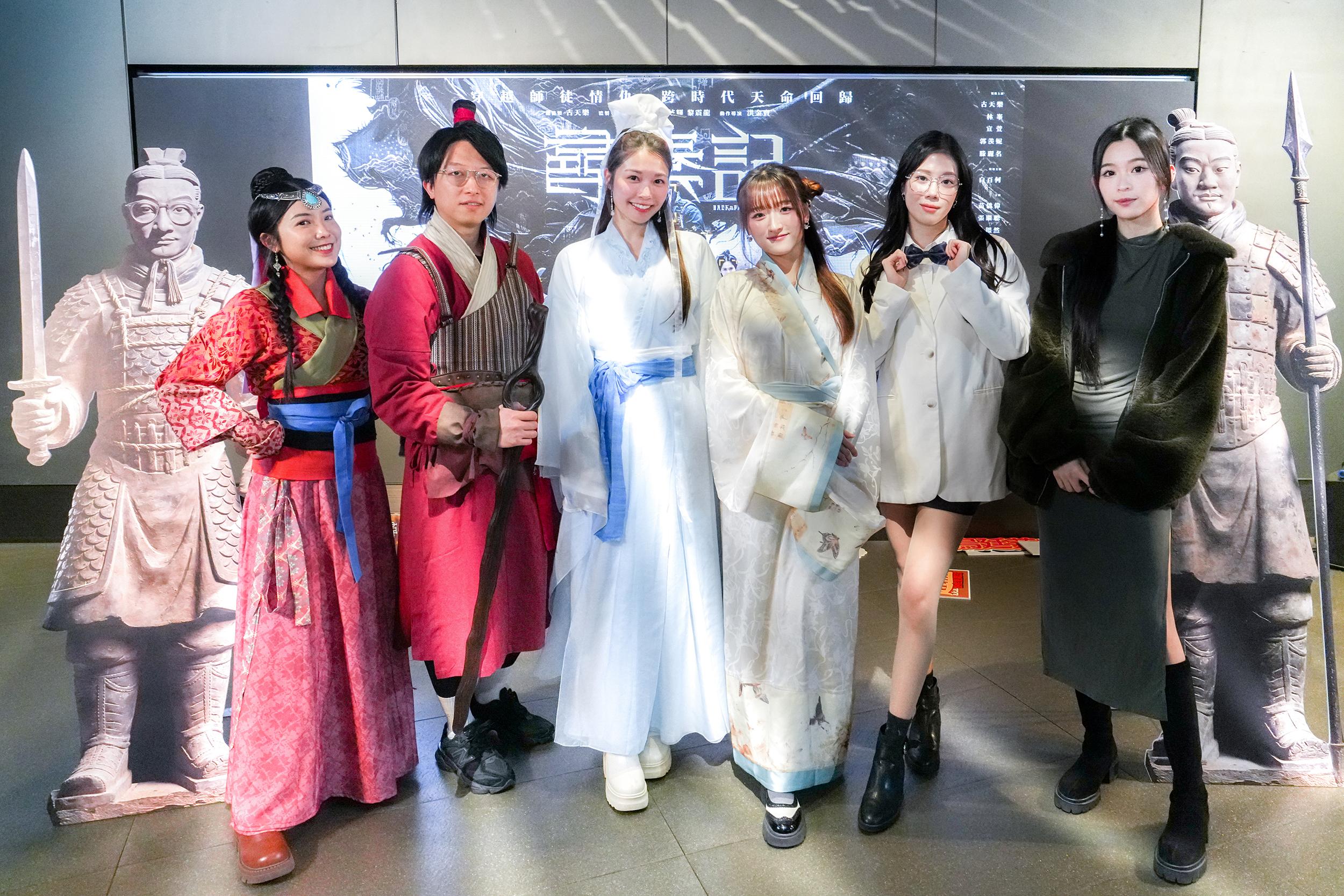 女團 Lolly Talk 成員亦以烏廷芳及琴清等角色造型亮相。