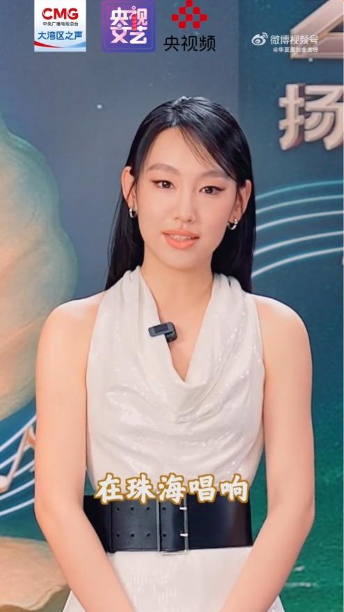 炎明熹以簡潔的打扮出現在央視的宣傳片。