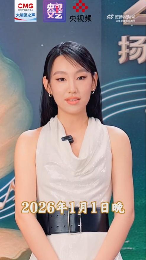 炎明熹以簡潔的打扮出現在央視的宣傳片。