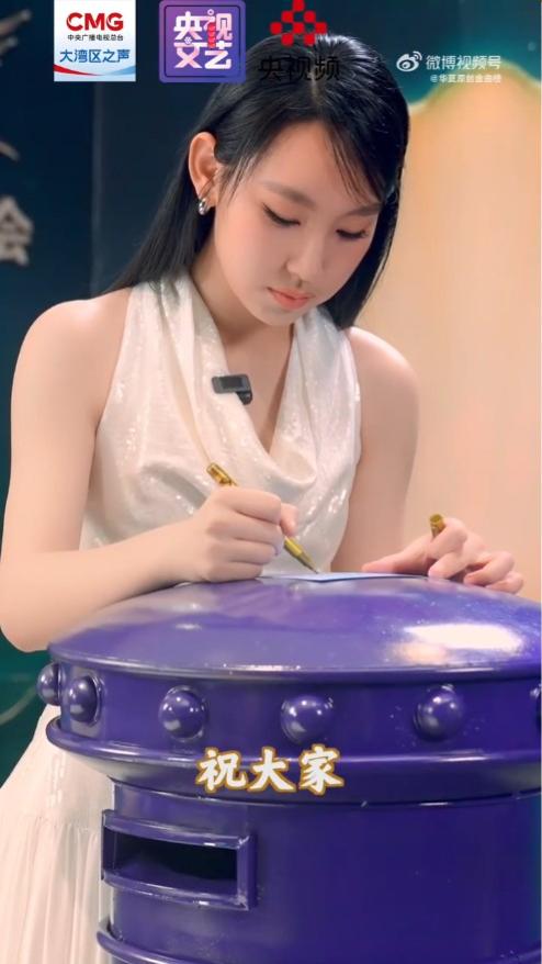 炎明熹以簡潔的打扮出現在央視的宣傳片。