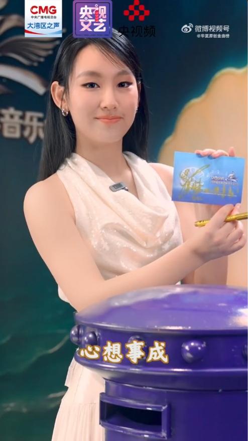 炎明熹以簡潔的打扮出現在央視的宣傳片。