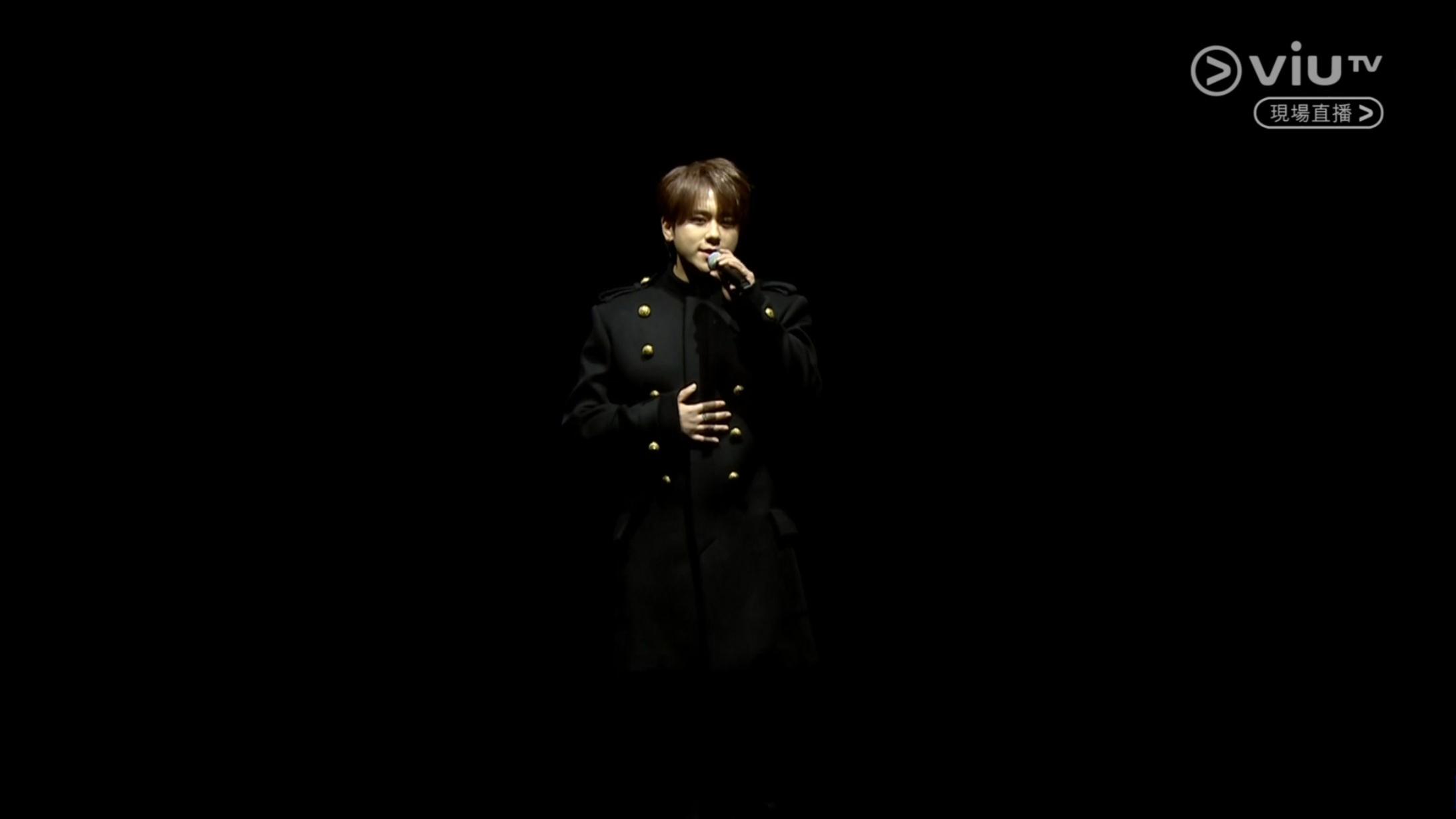 首屆《造星》冠軍姜濤在舞台中央升起。