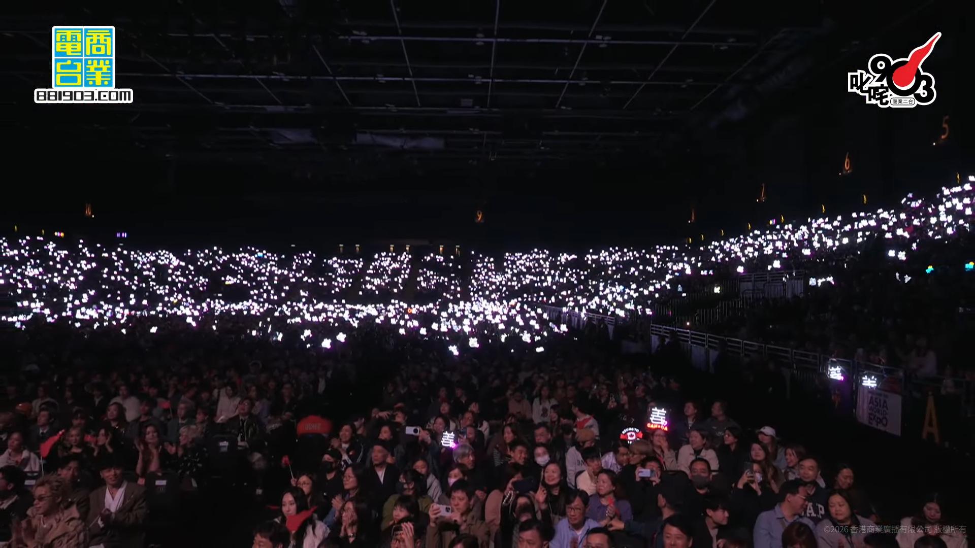 在場的姜糖亮起「姜」字的燈牌,形成一片燈海。