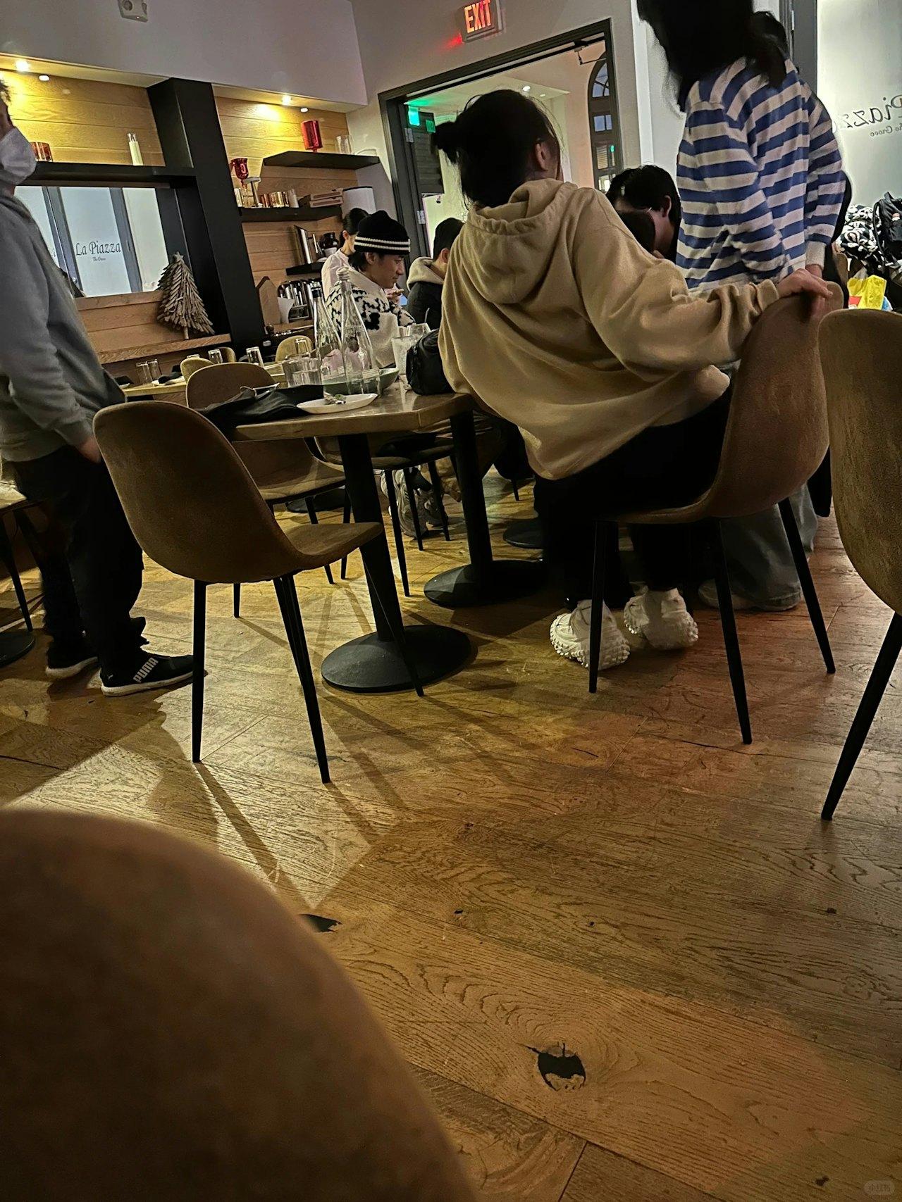 Lorraine當時穿上鬆身衣服,照顧大仔食東西。