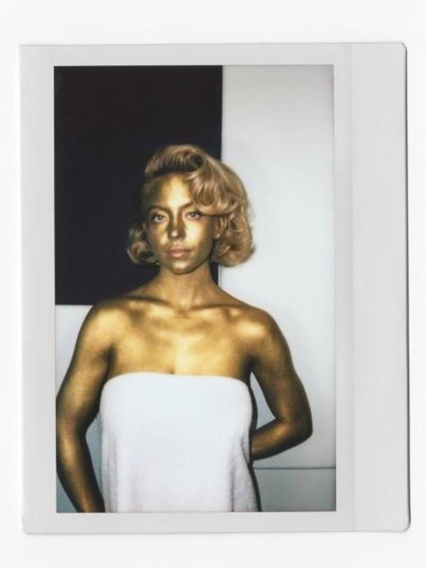 悉尼斯威尼化身金人登雜誌成封面人物。