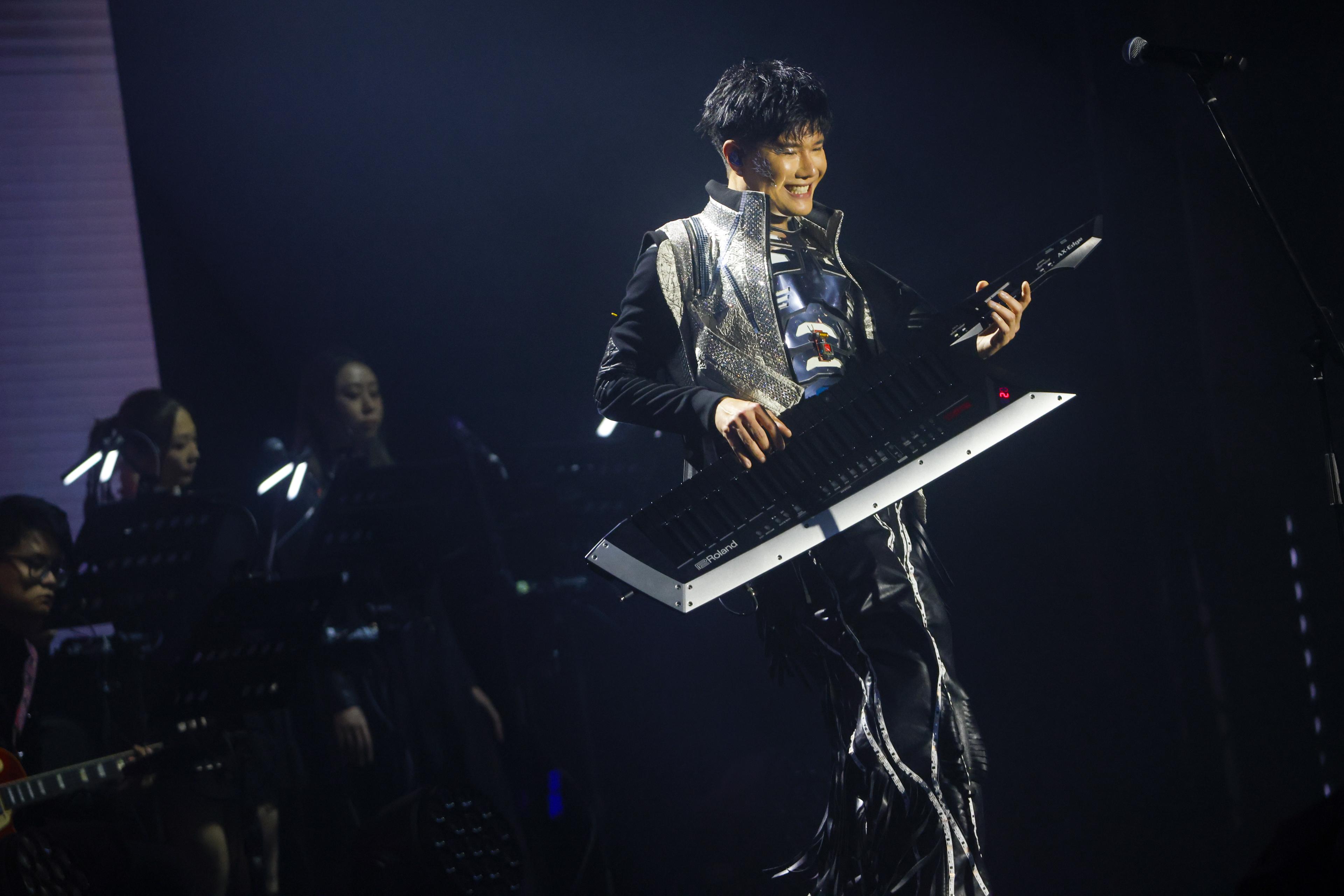 張與辰在台上盡顯音樂才華。