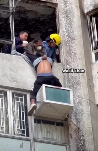 屯門景峰花園一個火警後進行維修的單位發生驚險事故。(網上影片截圖)