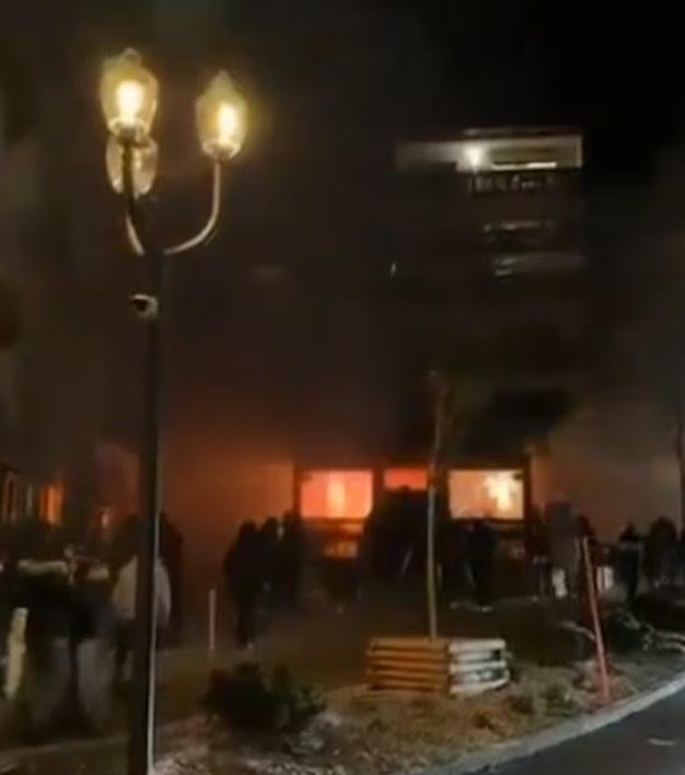 事發時,民眾拍到酒吧起火,火光熊熊。(互聯網)