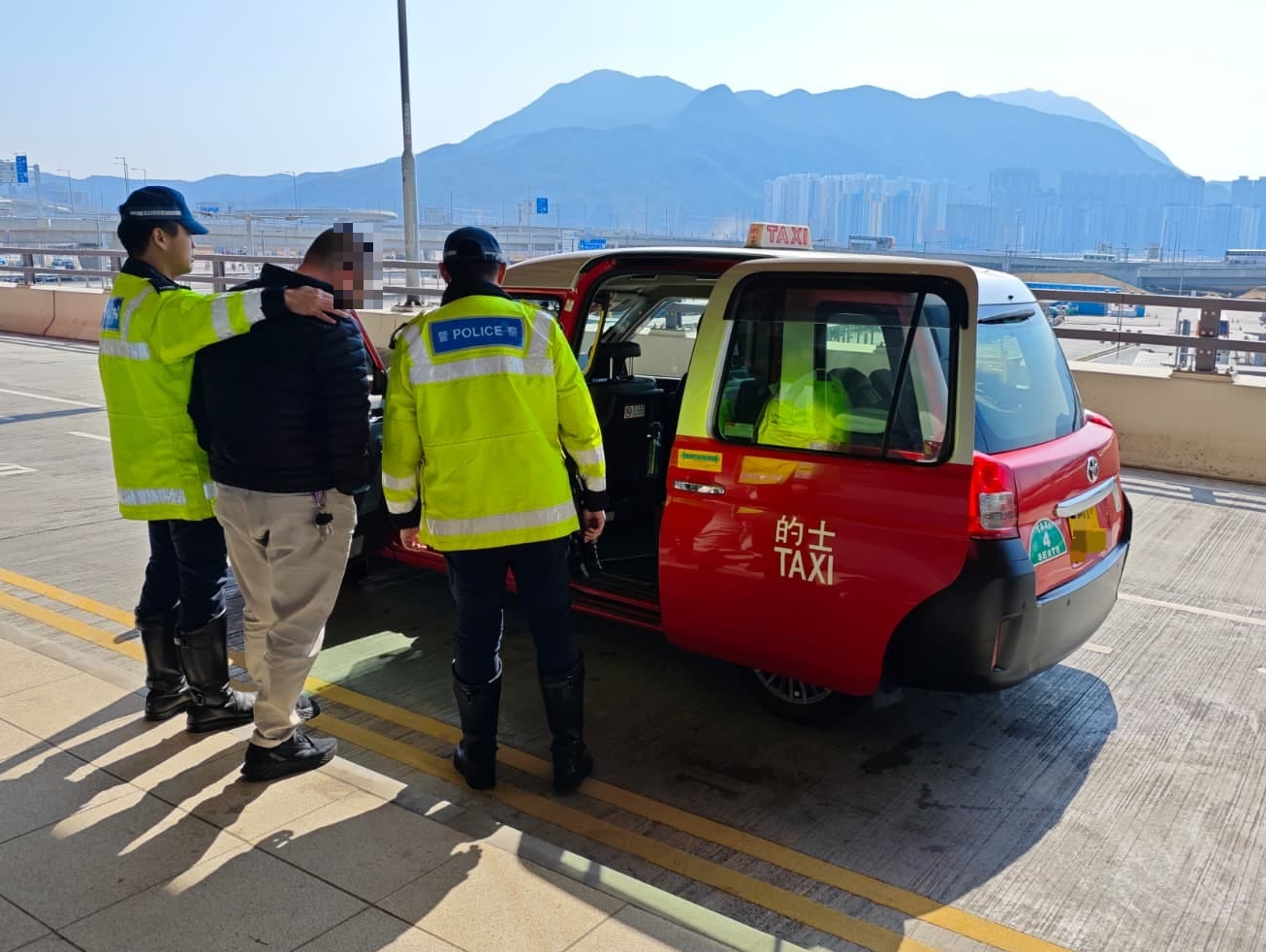 警員喬裝乘客並發現一名48歲本地男司機涉嫌未有採用最直接而切實可行的路線前往目的地。(警方提供)